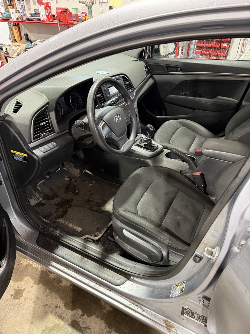 Hyundai Elantra — avant le nettoyage